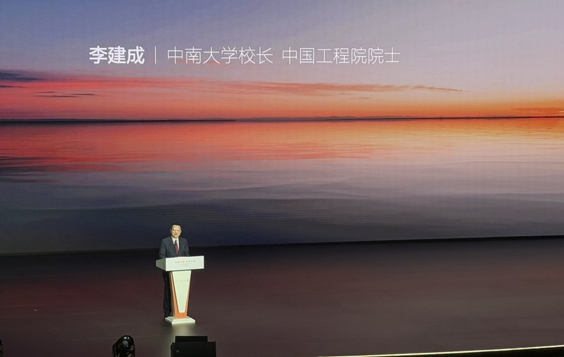 比亚迪30亿捐赠助力科教引热议，网友：技术与责任并驱的典范！