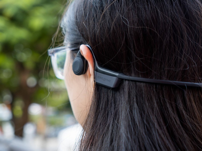 贴合舒适不入耳，创新科技 Outlier Free Mini 骨传导耳机