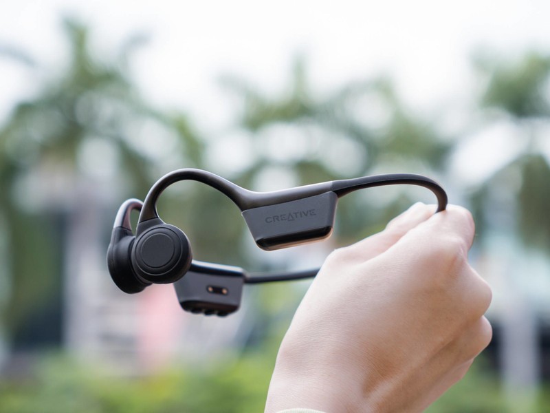 贴合舒适不入耳，创新科技 Outlier Free Mini 骨传导耳机