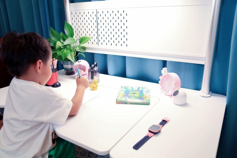 陪伴孩子健康成长 酷可立智能电动升降学习桌