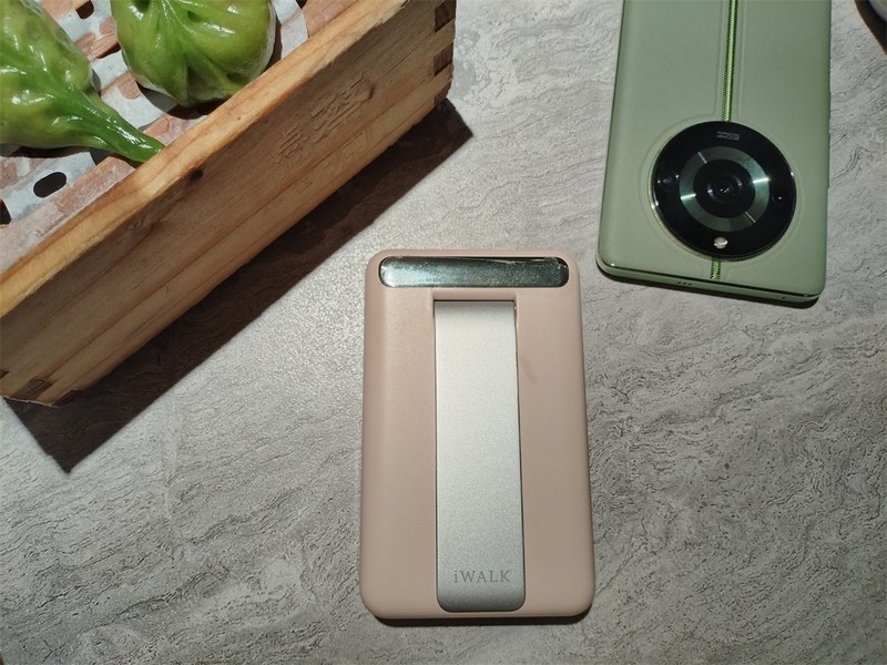 #iWALK# 可爱随行，很实用的iWALK爱沃可Qi2磁吸无线支架充电宝