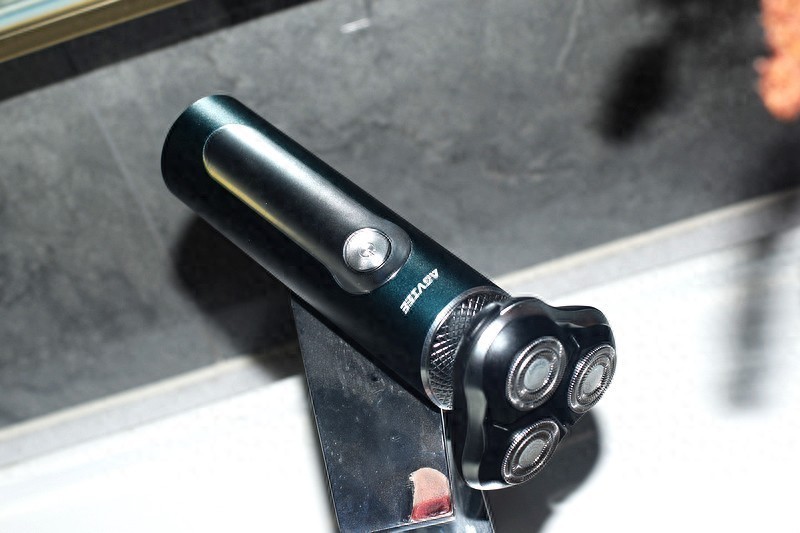 千元级发烧性能+净剃黑科技，打造0残留剃须体验，未野MAX剃须刀