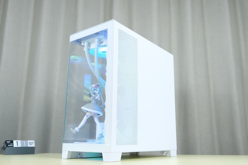 海景房天花板？展示硬件的绝佳橱窗：先马 新镜界 270°全透白色海景房机箱 上机体验