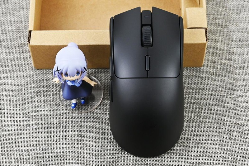 雷蛇毒蝰V3极速版游戏鼠标开箱试玩：优秀手感+280小时续航