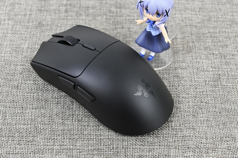 雷蛇毒蝰V3极速版游戏鼠标开箱试玩：优秀手感+280小时续航