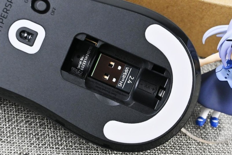 雷蛇毒蝰V3极速版游戏鼠标开箱试玩：优秀手感+280小时续航