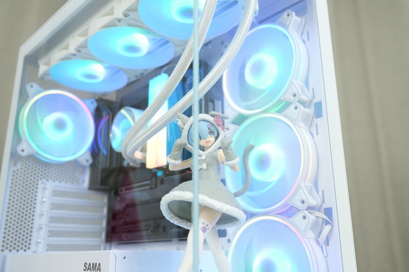 海景房天花板？展示硬件的绝佳橱窗：先马 新镜界 270°全透白色海景房机箱 上机体验