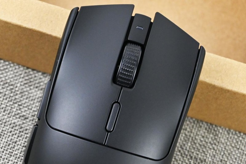 雷蛇毒蝰V3极速版游戏鼠标开箱试玩：优秀手感+280小时续航