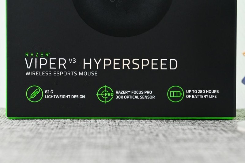 雷蛇毒蝰V3极速版游戏鼠标开箱试玩：优秀手感+280小时续航