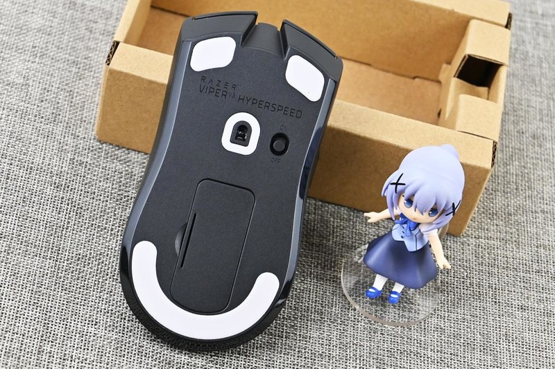 雷蛇毒蝰V3极速版游戏鼠标开箱试玩：优秀手感+280小时续航