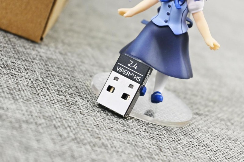 雷蛇毒蝰V3极速版游戏鼠标开箱试玩：优秀手感+280小时续航