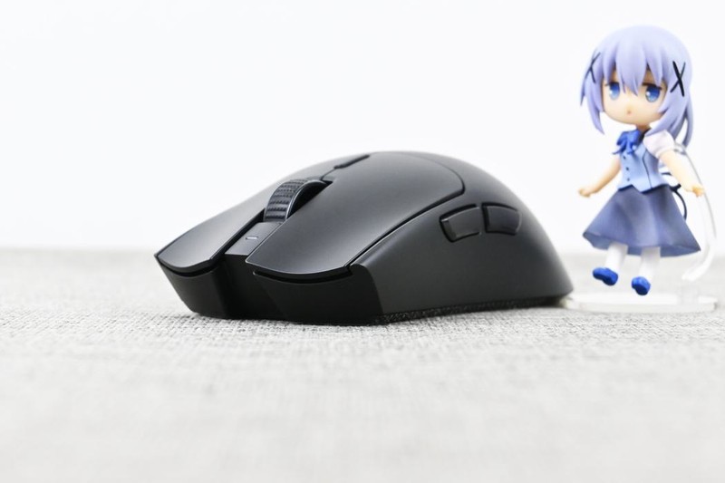 雷蛇毒蝰V3极速版游戏鼠标开箱试玩：优秀手感+280小时续航