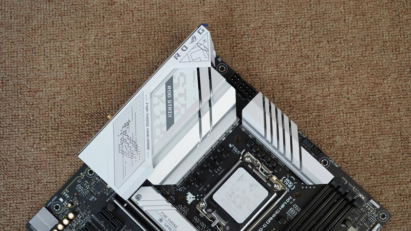 新一代千元级甜点主板？ROG STRIX B760-G小吹雪评测及装机体验