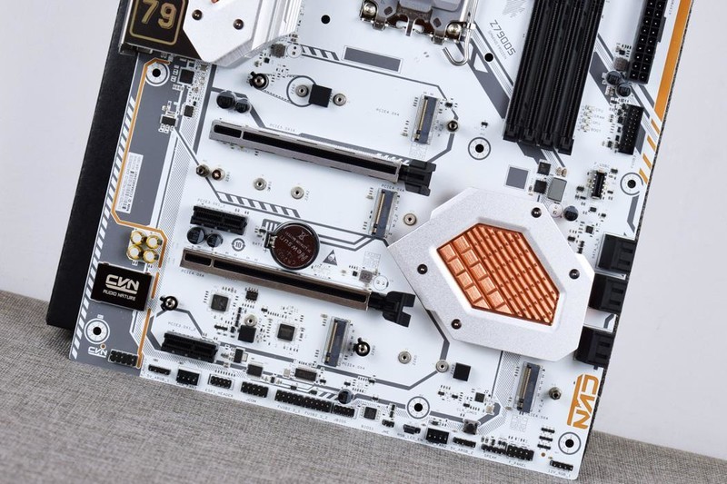 七彩虹CVN Z790D5 GAMING FROZEN巡洋舰主板开箱试玩：性价比出众