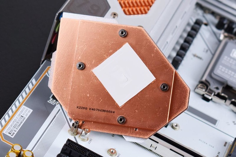 七彩虹CVN Z790D5 GAMING FROZEN巡洋舰主板开箱试玩：性价比出众