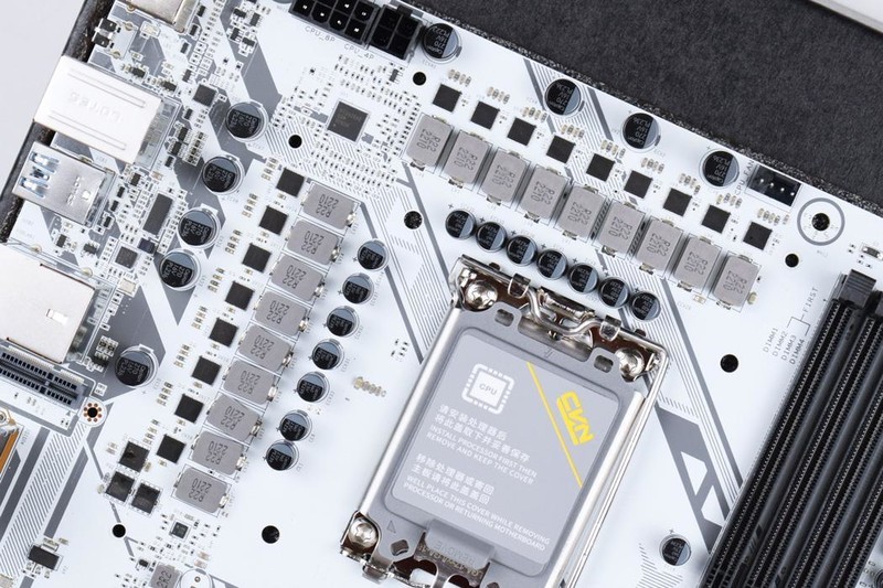 七彩虹CVN Z790D5 GAMING FROZEN巡洋舰主板开箱试玩：性价比出众