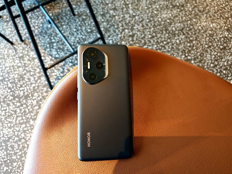 真水桶机？悬浮微曲屏+骁龙8Gen3加持，荣耀300Pro上手半个月体验