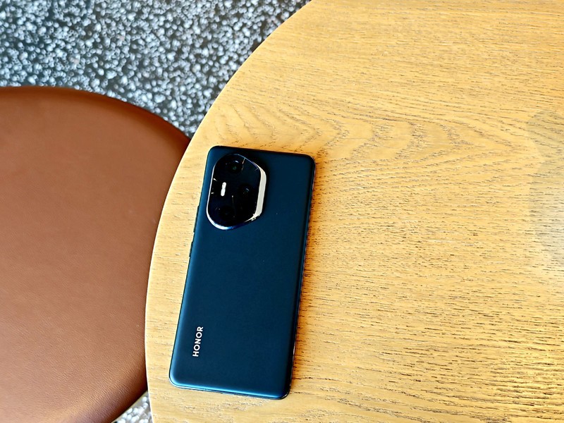 真水桶机？悬浮微曲屏+骁龙8Gen3加持，荣耀300Pro上手半个月体验