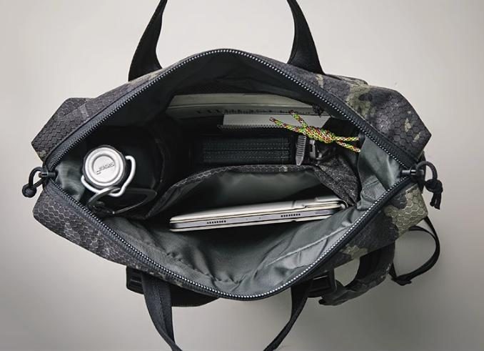 探索无界，重塑出行装备典范：MAXGEAR 打击者托特两用背包