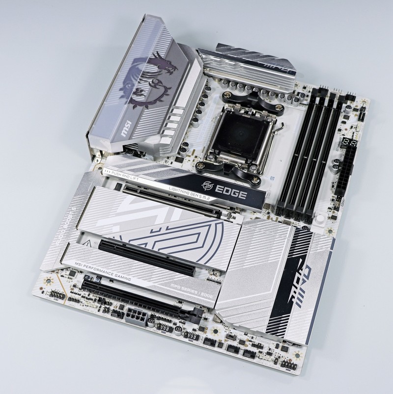 锐龙 9000X3D 好搭档！ 微星 MPG X870E EDGE TI WIFI 刀锋钛评测