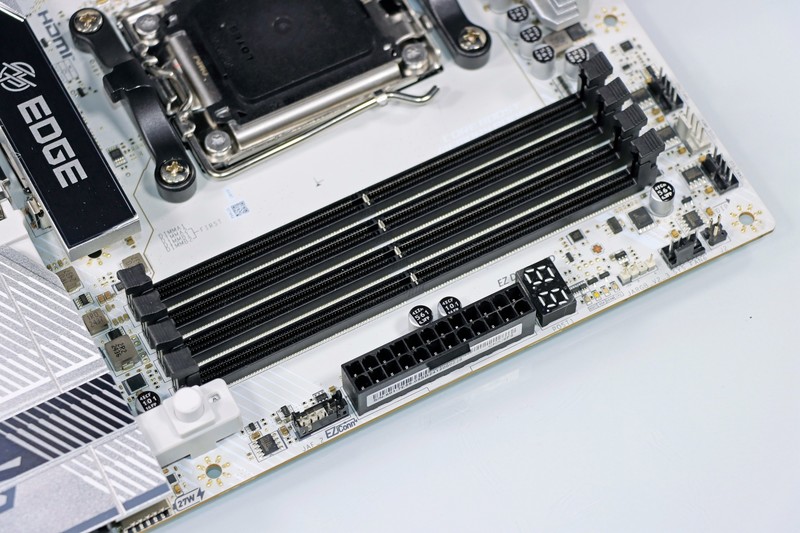 锐龙 9000X3D 好搭档！ 微星 MPG X870E EDGE TI WIFI 刀锋钛评测