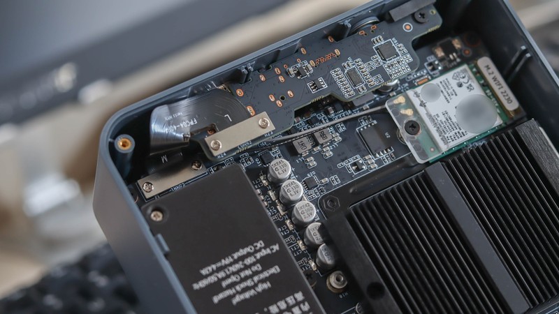 巴掌大小的电脑也能这么强？零刻EQR7体验，一千多块比主机香多了