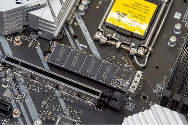 12代酷睿装机不过时，DDR4内存还能再战几年，性价比越来越高