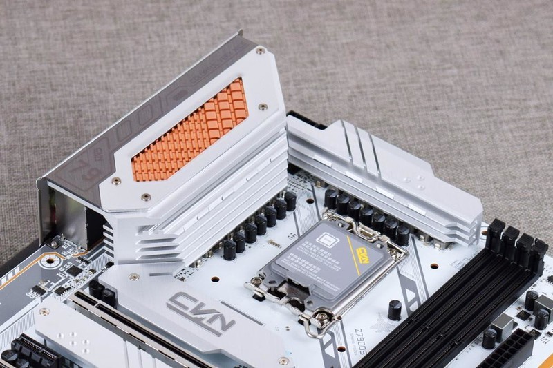 七彩虹CVN Z790D5 GAMING FROZEN巡洋舰主板开箱试玩：性价比出众