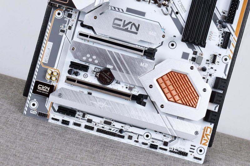 七彩虹CVN Z790D5 GAMING FROZEN巡洋舰主板开箱试玩：性价比出众