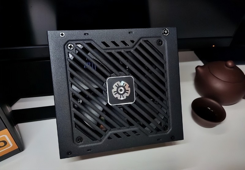 甜品卡配什么电源，我推荐安耐美金竞蝠GM650W，可以闭眼冲！