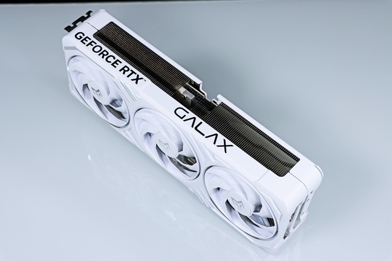 影驰 RTX 5080 金属大师 白金版 OC 实测！