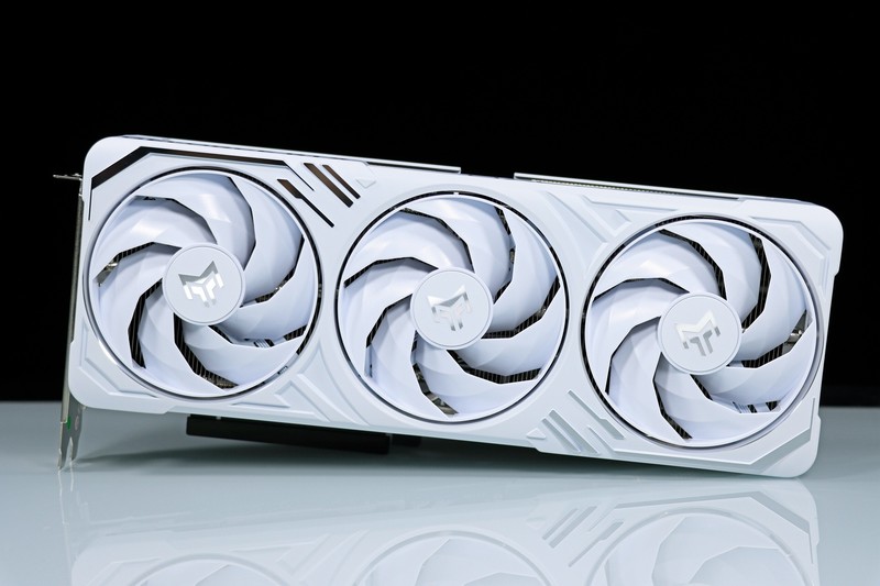 影驰 RTX 5080 金属大师 白金版 OC 实测！