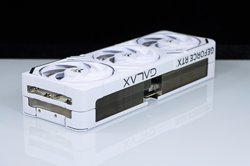 影驰 RTX 5080 金属大师 白金版 OC 实测！