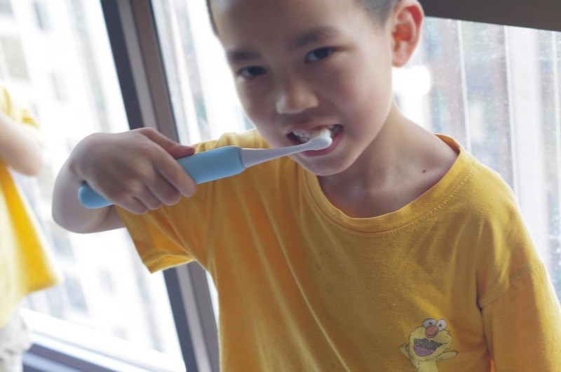 让孩子爱上刷牙，不伤牙的扉乐VIIV儿童电动牙刷上手简评