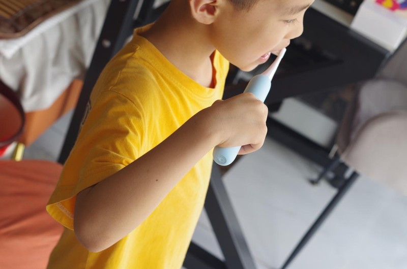 让孩子爱上刷牙，不伤牙的扉乐VIIV儿童电动牙刷上手简评