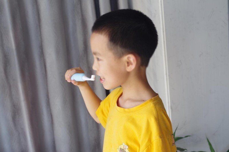 让孩子爱上刷牙，不伤牙的扉乐VIIV儿童电动牙刷上手简评