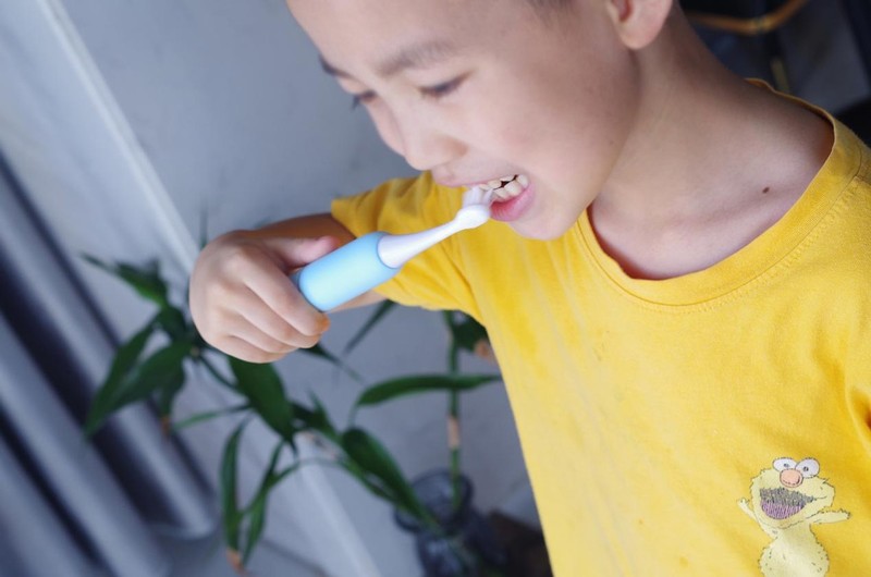 让孩子爱上刷牙，不伤牙的扉乐VIIV儿童电动牙刷上手简评