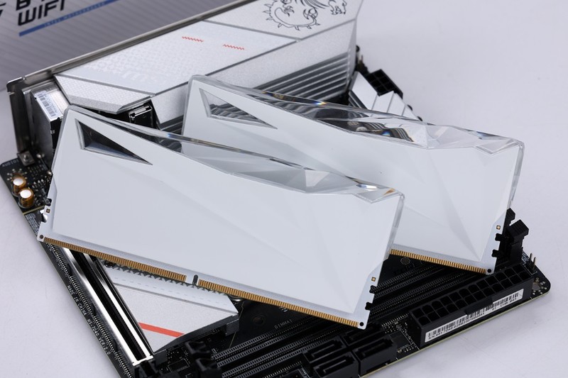 15.9L便携小钢炮主机：14600K +4070S显卡+D5内存，颜值性能兼备