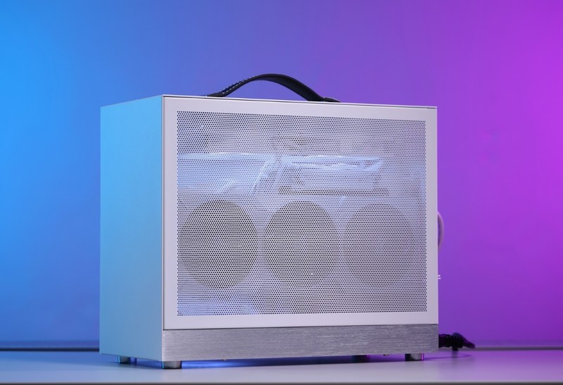 15.9L便携小钢炮主机：14600K +4070S显卡+D5内存，颜值性能兼备