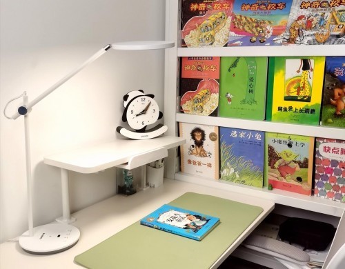 小学生用什么台灯护眼效果好？2025教室护眼照明品牌排行榜大公开！