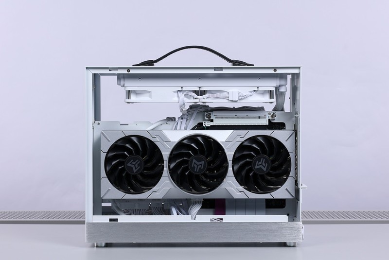 15.9L便携小钢炮主机：14600K +4070S显卡+D5内存，颜值性能兼备