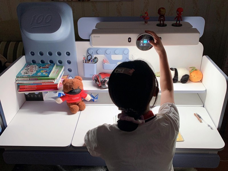 面面俱到的AI伴学，作业帮AI学习桌测评：堪称学习桌中的天花板