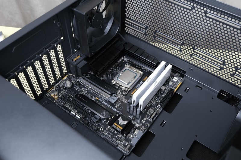 无光污染、更省心，先马 黑洞PRO 静音机箱上手体验