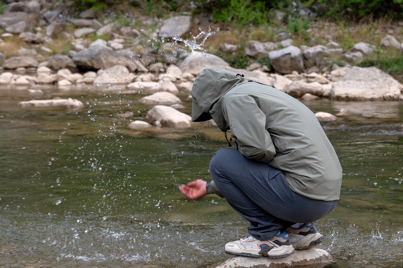 天石灵铠冲锋衣，这件能抗暴雨的户外铠甲，到底值不值得入手？