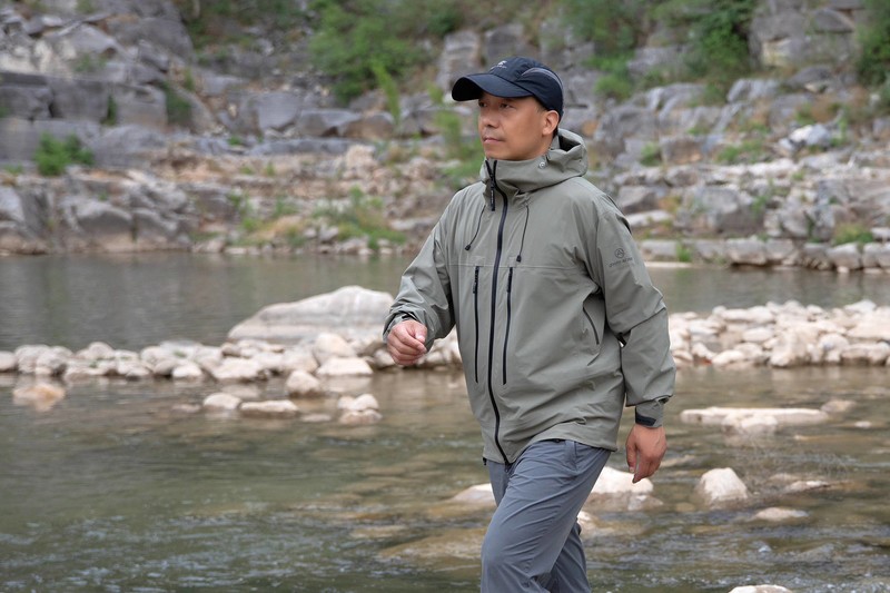 天石灵铠冲锋衣，这件能抗暴雨的户外铠甲，到底值不值得入手？