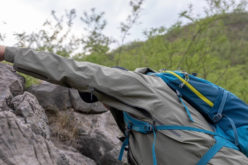 天石灵铠冲锋衣，这件能抗暴雨的户外铠甲，到底值不值得入手？