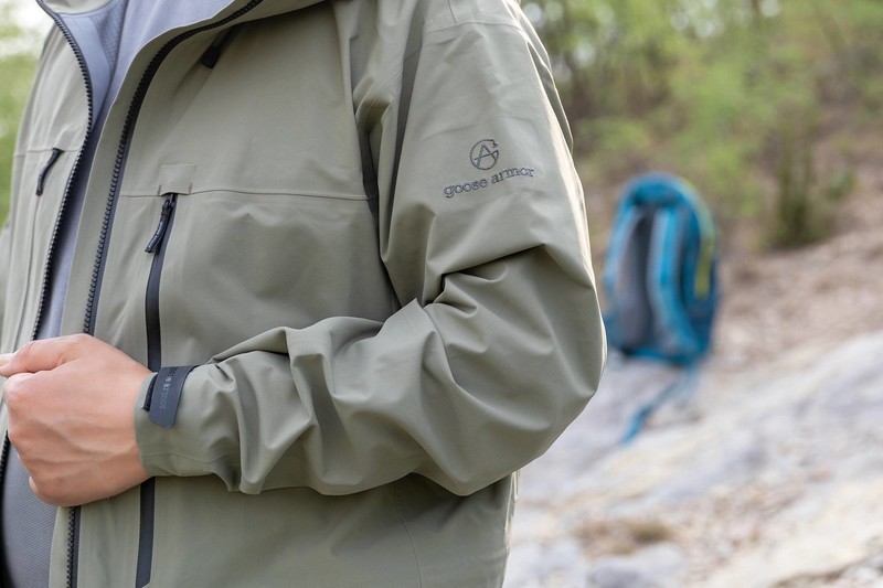天石灵铠冲锋衣，这件能抗暴雨的户外铠甲，到底值不值得入手？