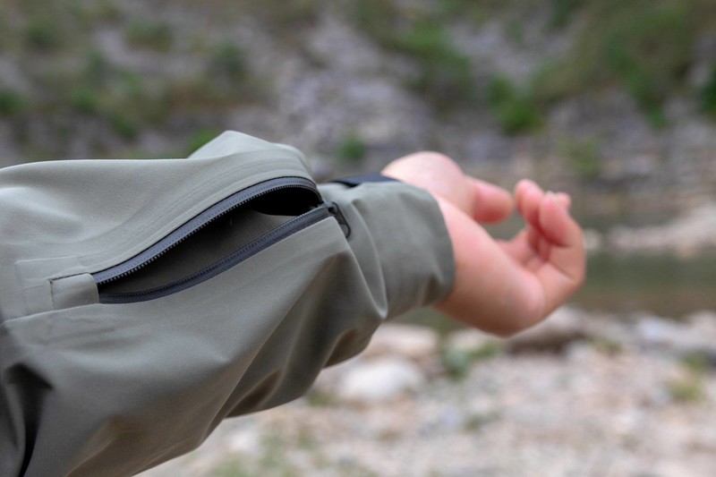 天石灵铠冲锋衣，这件能抗暴雨的户外铠甲，到底值不值得入手？