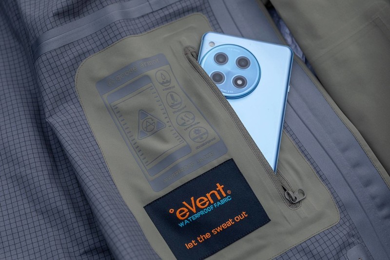 天石灵铠冲锋衣，这件能抗暴雨的户外铠甲，到底值不值得入手？