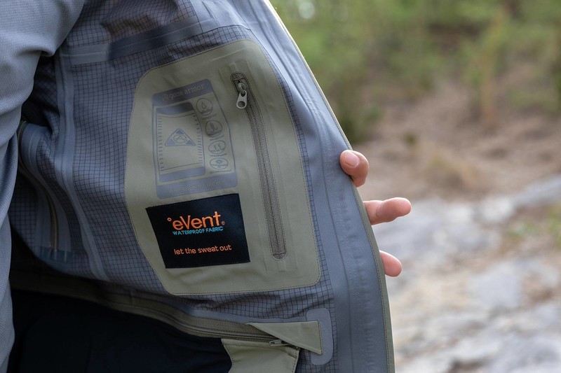 天石灵铠冲锋衣，这件能抗暴雨的户外铠甲，到底值不值得入手？